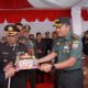 Danrem 022/PT saat memberikan kue ulang tahun kepada Kapolres Pematangsiantar, AKBP Yogen Heroes Baruno, di acara peringatan HUT ke - 78 Bhayangkara 2024 di Mapolres Pematangsiantar Jalan Sudirman, Kec. Siantar Barat, Kota Pematang Siantar, Senin (1/7).(Waspada/ist).