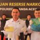 Kasat Resnarkoba Polresta Banda Aceh, AKP Ferdian Chandra (kiri), memperlihatkan barang bukti berupa 100 gram sabu kepada wartawan saat konferensi pers di Indoor Polresta Banda Aceh, Rabu (17/7). (Waspada/Zafrullah)