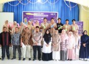 Dekan FEBI IAIN Langsa melakukan foto bersama dengan dengan para guru dan siswa SMAN 1 yang ikut program Tular Nalar Sekolah Kebangsaan. (Waspada/Ibnu Sa'dan)