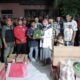 Pj Bupati Aceh Besar, Muhammad Iswanto didampingi Pj ketua TP PKK Aceh Besar Cut Rezky Handayani, Plt Kadis Sosial Aceh Besar, Aulia Rahman dan Camat Montasik Yuslizar, menyerahkan bantuan masa panik kepada korban musibah kebakaran di Gampong Seumet Kecamatan Montasik, Aceh Besar, Rabu ( 17/7) tadi malam. (Waspada/Ist)