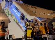 Seorang jamaah haji kloter 08 yang sakit di evakuasi via ambulance ke RSUD Zainoel Abidin saat turun dari pesawat di Bandara Sultan Iskandar Muda (SIM) Blang Bintang, Aceh Besar, Kamis (18/07/24) dini hari. (Waspada/Ist)