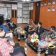 Pj Wali Kota Langsa, Syaridin saat menerima kunjungan Kepala BPKH beserta rombongannya didampingi Kepala Dinas Pertanahan, Kepala BPKD, Kabid Pertanahan, di ruang kerja Pj Wali Kota Langsa, Kamis (18/7). Waspada/Ist