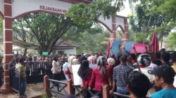 Massa pengnjuk rasa bertahan di pintu gerbang Kejari Abdya, menutut kejelasan terkait sengketa lahan antara masayarakat petani dengan PT CA. Kamis (18/7).Waspada/Syafrizal.