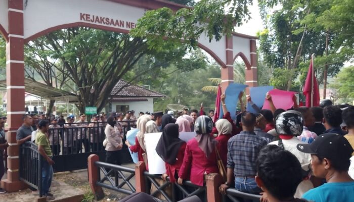 Pendemo Ancam Gunakan Hukum Rimba Jika Sengketa Lahan PT CA Tidak Tuntas