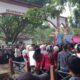 Massa pengnjuk rasa bertahan di pintu gerbang Kejari Abdya, menutut kejelasan terkait sengketa lahan antara masayarakat petani dengan PT CA. Kamis (18/7).Waspada/Syafrizal.