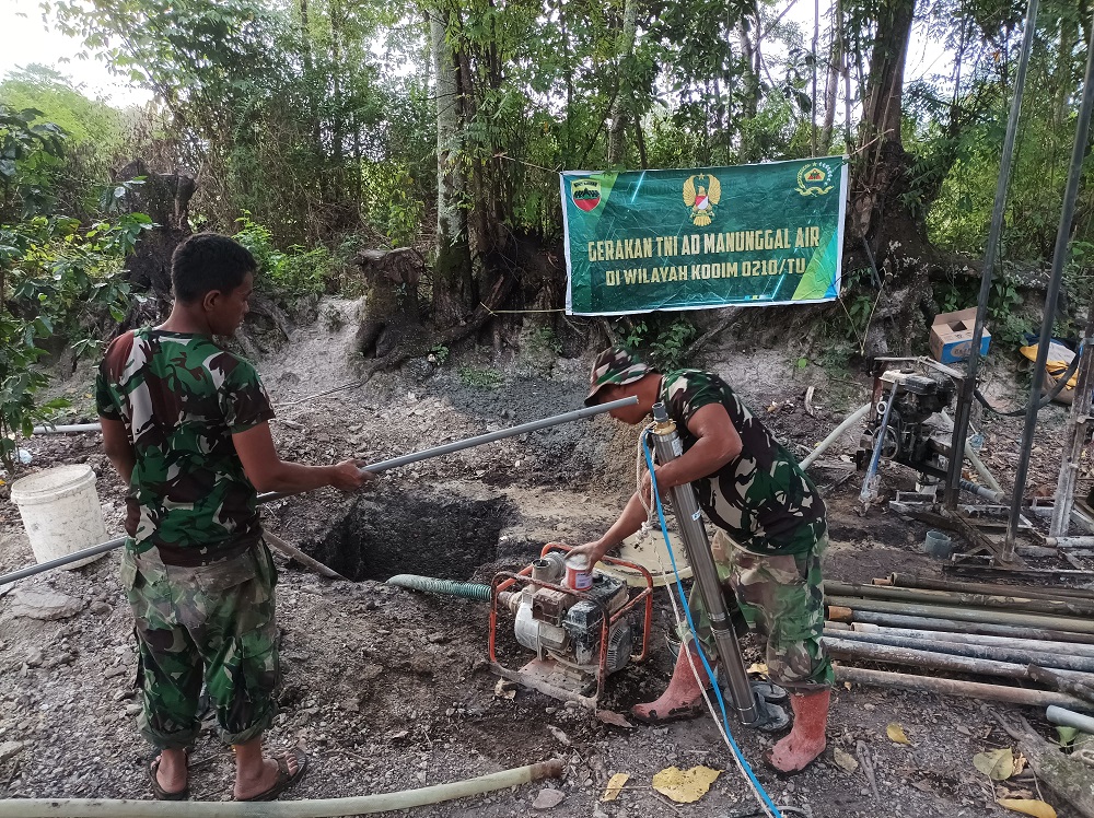 BABINSA Koramil 03/ Pangururan melakukan pengeboran sumur bor di Desa Lumban Suhi-suhi Toruan, Kec. Pangururan. Waspada/Ist.
