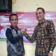 Serah terima jabatan geuchik lama, Zubaili kepada Pj Geuchik baru, Teuku Abdul Malik, di Aula kantor geuchik setempat, Kamis (18/7). Waspada/Rapian.