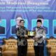 Rektor UIN Ar-Raniry Banda Aceh Prof Dr Mujiburrrahman MAg menyerahkan plakat kepada Prof Dr Masykuri Abdillah MA, Staf Khusus Wakil Presiden RI.Waspada/Ist