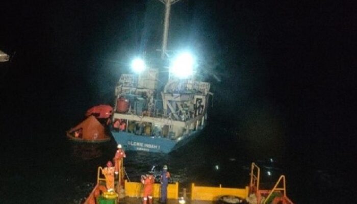 Tim PHE ONWJ Selamatkan 18 Awak Kapal Glorie Indah I Yang Karam Di Kepulauan Seribu