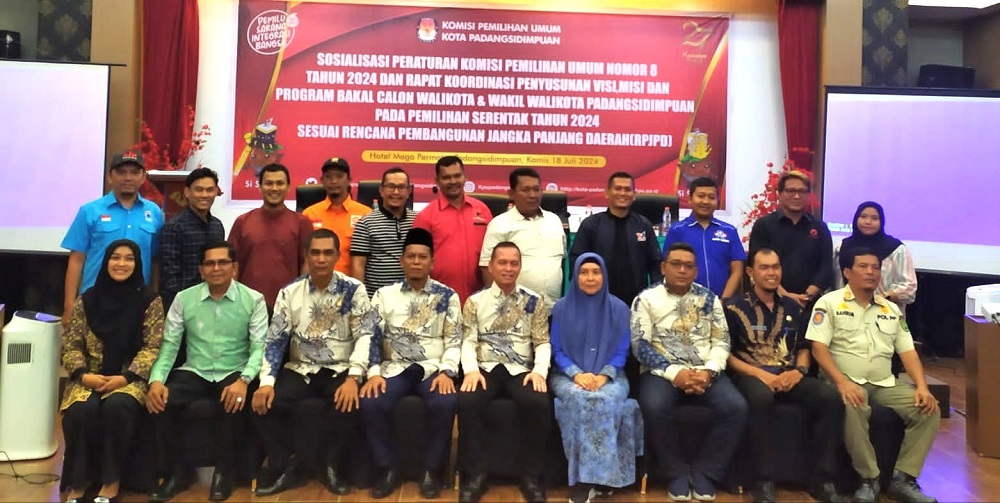 KPU Padangsidimpuan foto bersama dengan nata sumber dan peserta Sosialisasi PKPU Nomor 8 Tahun 2024 dan Rapat Koordinasi Penyusunan visi, misi dan program bakal calon Walikota dan Wakil Walikota Padangsidimpuan Pada Pemilihan serentak Tahun 2024 di Aula Mega Permata Hotel Padangsidimpuan, Kamis (18/7). Waspada/Mohot Lubis