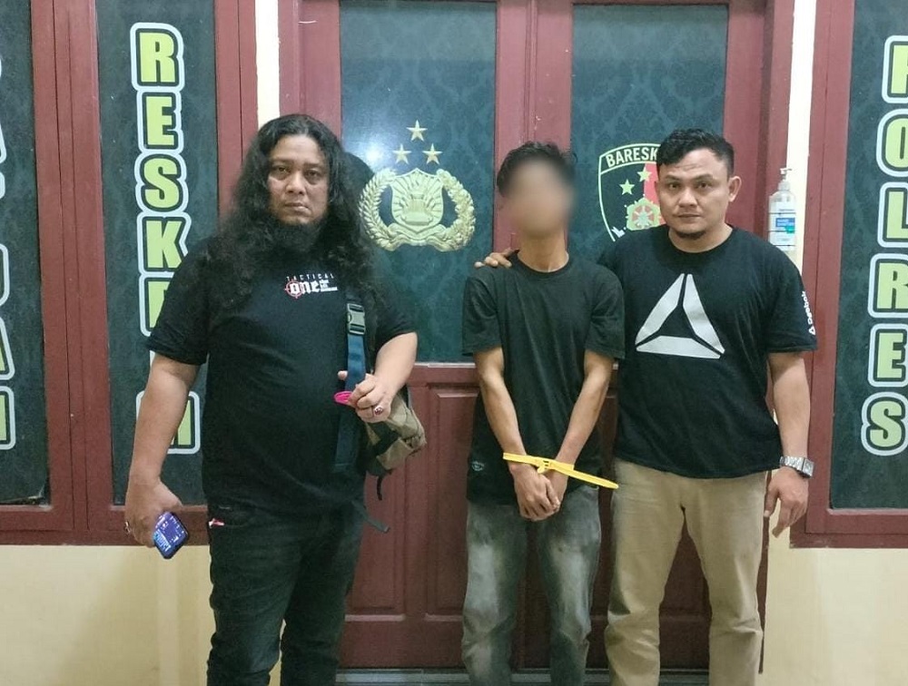 Tersangka MAA saat diamankan di Mapolres Langsa, Jumat (19/7). Waspada/dede