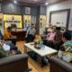 Kapolres Binjai sedang berbincang bincang mengenai keadaan Kota Binjai dengan para tokoh etnis diruang kerjanya (Waspada/Ist).