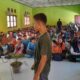 Kabid Pendidikan, Penelitian dan Pengembangan Adat MAA Aceh Singkil H Yusuf saat tanya jawab menggunakan bahasa kampung dengan sejumlah siswa di ruang belajar SMK 1 Gunung Meriah, Kamis (18/7). WASPADA/Ariefh.