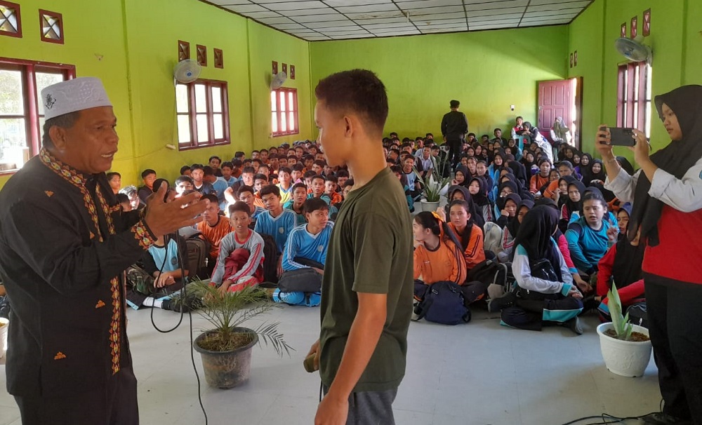 Kabid Pendidikan, Penelitian dan Pengembangan Adat MAA Aceh Singkil H Yusuf saat tanya jawab menggunakan bahasa kampung dengan sejumlah siswa di ruang belajar SMK 1 Gunung Meriah, Kamis (18/7). WASPADA/Ariefh.