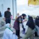 Para jamaah haji di sambut langsung Pj Bupati Nagan Raya Fitriany Farhas, Kamis (18/7).(Waspada/Muji Burrahman)