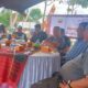 KASDIM 0206 Kasdim 0206/Dairi Mayor Inf. Jimmi Barus S.Sos (kanan) didampingi Dan Unit Intel Lettu Inf.Binton Sinaga.Waspada/Kartolo Munte