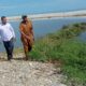 Plt Kadistanpan Abdya Hendri Yadi SP (kemeja putih), didampingi Penyuluh Pertanian Lembah Sabil Khairunnas SP, saat meninjau mulut muara Suak Mirah, yang tersumbat dan merendam tanam padi milik petani di Desa Ujung Tanah dan Ladang Tuha I. Foto direkam Senin jelang sore (1/7) lalu.Waspada/Syafrizal