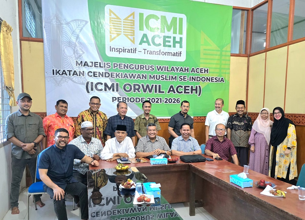 MPW ICMI Aceh foto bersama usai gelar rapat menyepakati pembelian lahan untuk pembangunan kantor ICMI yang refresentatif di Sekretariat ICMI Aceh, Kompleks Makam Sultan Iskandar Muda, Banda Aceh, Kamis (18/07/24) sore.(Waspada/T.Mansursyah)