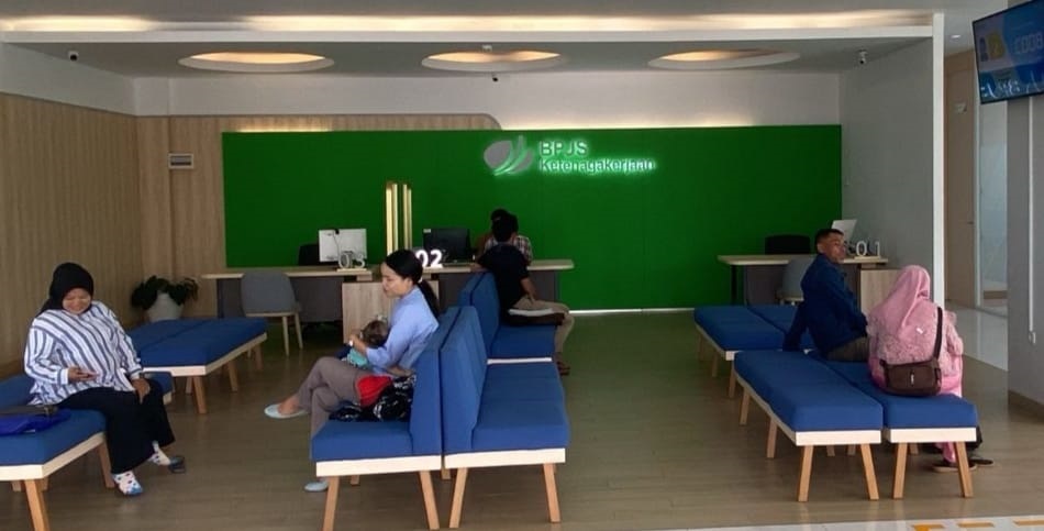 Suasana pelayanan di Kantor BPJS Ketenagakerjaan Cabang Padangsidimpuan,. Waspada/ist.