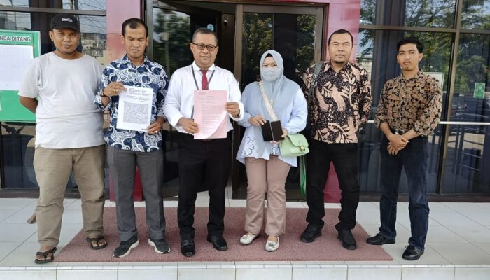 Kejari P.Sidimpuan Kembalikan HP Tersangka Oknum BKD