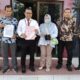 Keluarga MKS tunjukkan handphone yang dikembalikan Kejari P.Sidimpuan foto bersama dengan penasehat hukumnya.(Waspada/Syarif Ali Usman)