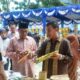 Rektor UM Tapsel Muhammad Darwis, M.Pd (kanan) saat mengunjungi salah satu stand PKM di lapangan olahraga UM Tapsel. Waspada/ist