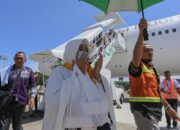 Petugas Bandara SIM melayani jamaah haji kloter 09 saat tiba di Bandara SIM Blang Bintang, Aceh Besar, Jumat (19/07/24).(Waspada/Ist)