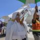 Petugas Bandara SIM melayani jamaah haji kloter 09 saat tiba di Bandara SIM Blang Bintang, Aceh Besar, Jumat (19/07/24).(Waspada/Ist)