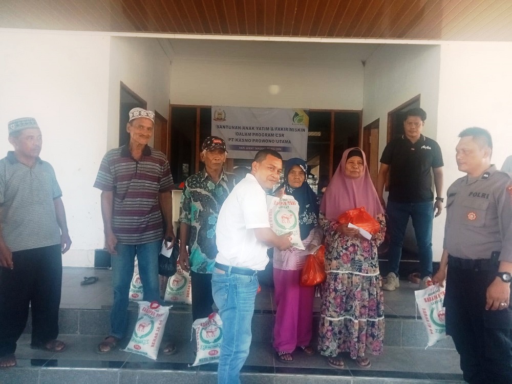 HUMAS PT KPU secara simbolik menyerahkan bantuan sembako buat fakir miskin.Waspada/Asrirrais
