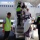 Petugas Bandara SIM sedang melayani jamaah haji kloter 10 yang baru tiba di Bandara SIM Blang Bintang, Ach Besar, Sabtu (20/07/24).(Waspada/Ist)