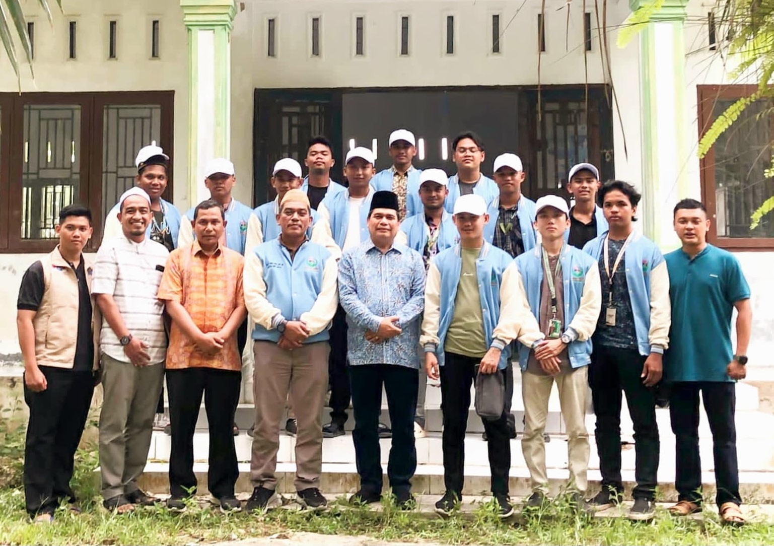 Ketua LP2M IAIN Langsa, Dr. T. Wildan, M.A didampingi Rektor IAIN Langsa Prof. Dr. Ismail Fahmi Arrauf Nasution, M.A dan Rektor UIN Syahada, Dr. H. Muhammad Darwis Dasopang, M.Ag saat kunjungan ke Desa Alur Alim, Kecamatan Seruway untuk memperkuat pelaksanaan program KKN Melayu Serumpun V, Senin (22/7). Waspada/dede