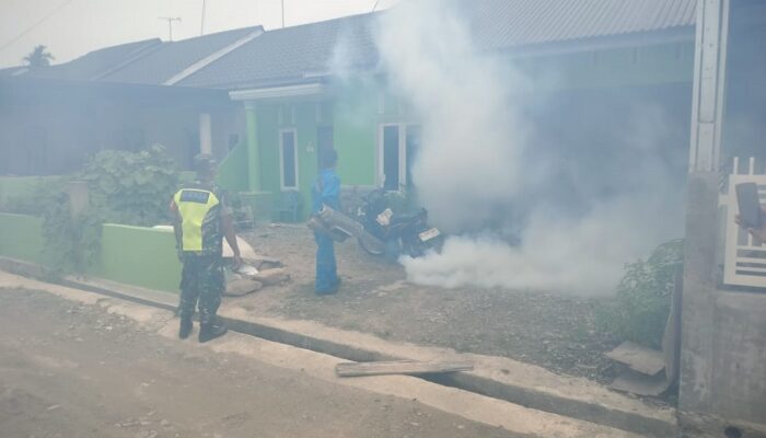 Babinsa Koramil Manyak Payed Dampingi Kegiatan Fogging