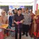 Asisten I Pemko Langsa, Suriyatno didampingi Kadisdikbud Kota Langsa, Suhartini saat pemotongan pita pertanda dibukanya pameran temporer museum, di Tribun Lapangan Merdeka Langsa, Sabtu (13/7).Waspada/Rapian