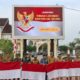 Penjabat Bupati Aceh Utara, Dr. Drs. Mahyuzar, M.Si, Senin (22/7) pagi di Lapangan Upacara Landing, Lhoksukon, bersama dengan Forkopimda Aceh Utara, Pj Sekda Aceh Utara Dayan Albar, Ssos, MAP, para staf ahli bupati, para Asisten, para Kepala SKPK, dan para Camat foto bersama dalam kegiatan lounching gerakan pembagian 10 juta bendera merah putih. Waspada/Ist