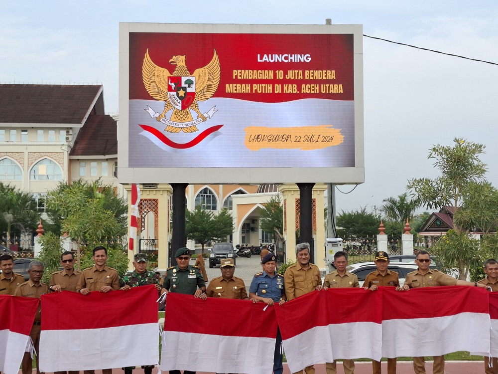 Penjabat Bupati Aceh Utara, Dr. Drs. Mahyuzar, M.Si, Senin (22/7) pagi di Lapangan Upacara Landing, Lhoksukon, bersama dengan Forkopimda Aceh Utara, Pj Sekda Aceh Utara Dayan Albar, Ssos, MAP, para staf ahli bupati, para Asisten, para Kepala SKPK, dan para Camat foto bersama dalam kegiatan lounching gerakan pembagian 10 juta bendera merah putih. Waspada/Ist