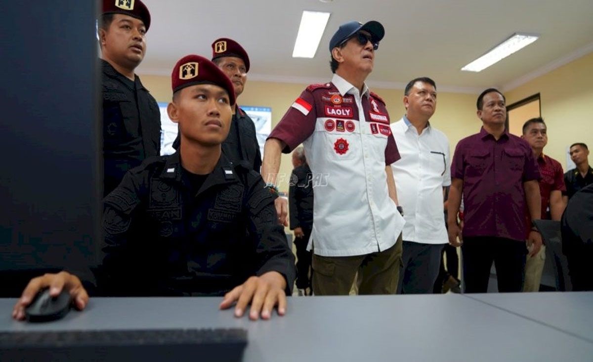 Menkumham, Yasonna H. Laoly, melakukan inspeksi langsung terhadap implementasi sistem penjara pintar dan ruang kendali di Lapas Kelas IIA Ngaseman di Pulau Nusakambangan. Waspada/Ist