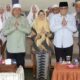 Wali Kota Pematangsiantar Susanti Dewayani (delapan kanan depan) pose bersama jamaah haji/hajjah dan lainnya saat temu pisah jamaah haji/hajjah KBIHU Bathnul Wadi di lapangan YPI Al Madjid, Jl. Rajamin Purba, Minggu (21/7).(Waspada-Ist).