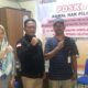 Koordiv HP2H Bawaslu Tapsel, Vernando Maruli Aruan foto bersama dengan Panwascam Angkola Timur di sela-sela monitoring pengawasan coklit. Waspada/ist,