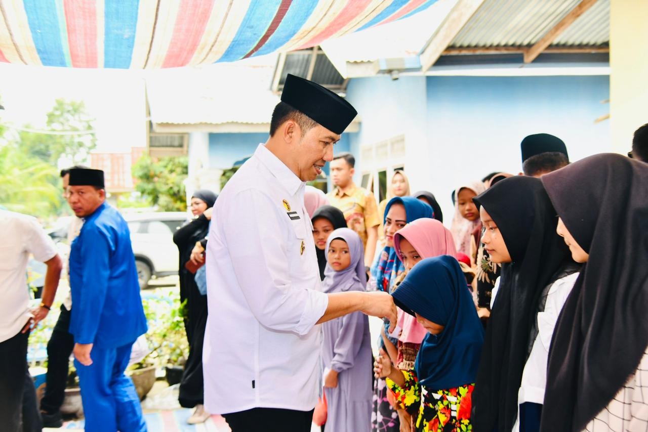   KENDURI kampung dalam rangka wujud syukur petani memasuki masa tanam cabai yang dihadiri Pj Bupati Batubara H. Heri Wahyudi Marpaung di Desa Lubuk Cuik, Kecamatan Limapuluh Pesisir.Waspada/Ist
