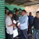 Bupati Sergai H. Darma Wijaya memberikan bantuan kepada korban angin puting beliung di Desa Jati Mulyo. Waspada/ist