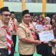 Doktor Emi menyerahkan sertifikat dan penyematan Tiska Kemsama (Kemah Bersama) Pramuka se-Aceh - Sumatera Utara tahun 2024 yang dilaksanakan Gudep Kota Langsa, dari Mabigus Kota Langsa kepada para Pramuka FTIK IAIN Langsa, Senin (1/7). Waspada/dede