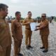 Penjabat Bupati Aceh Utara, Dr. Drs. Mahyuzar, M.Si, Senin (22/7) pagi, serahkan sertifikat kepada Kepala Inspektorat Aceh Utara, Kepala BAPPEDA dan Kepala DKP Aceh Utara. Waspada/Ist