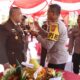 Kapolres Aceh Utara, AKBP Nanang Indra Bakti, S.H.,S.I.K, Senin (22/7) menyuap nasi tumpeng untuk Kepala Kejaksaan Negeri Aceh Utara, Teuku Muzafar, S.H.,M.H.,QRMA pada peringatan HUT ke-64 Adhyaksa. Waspada/Ist