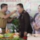 Pj Wali Kota Tebingtinggi, Dr Moettaqien Hasrimi, S.STP, M.Si saat menyuapkan nasi tumpeng kepada Kajari Tebingtinggi, Muchsin, SH, MH, pada perayaan HBA ke-64 di Kantor Kejaksaan Negeri Tebingtinggi. Waspada/Kristian Brahmana