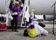 Jamaah terakhir embarkasi Aceh (kloter 12) tampak sujud syukur usai tiba di Bandara SIM Blang Bintang, Aceh Besar, Senin (22/07/24).(Waspada/Ist)