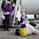 Jamaah terakhir embarkasi Aceh (kloter 12) tampak sujud syukur usai tiba di Bandara SIM Blang Bintang, Aceh Besar, Senin (22/07/24).(Waspada/Ist)