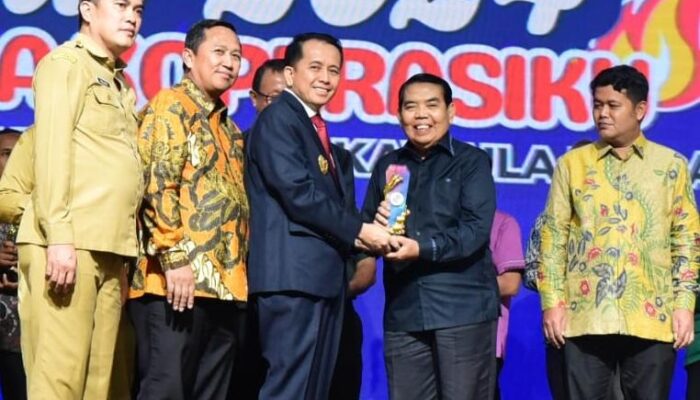 Zainuddin Mars Terima Penghargaan Dari Pj Gubsu