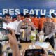 Kapolres Batubara AKBP Taufiq Hidayat Thayeb menunjukkan senjata api rakitan yang dimiliki Nn.(Waspada/Agusdiansyah Hasibuan)
