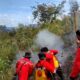 TIM melakukan pemadaman secara manual agar api tidak menjelar ke lokasi lain. Waspada/Micky Maliki.