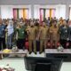 Pj Bupati Aceh Besar Muhammad Iswanto, Kepala Balai Bahasa Provinsi Aceh, Drs Umar Solikhan MHum dan Kadisdikbud Aceh Besar Bahrul Jamil foto bersama seusai pembukaan Bimtek Guru Utama Revilitasi Bahasa Daerah Aceh, Kabupaten Aceh Besar di Aula Dekranasda, Gampong Gani, Kecamatan Ingin Jaya, Aceh Besar, Senin (22/7). (Waspada/Ist)